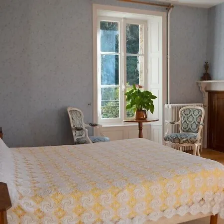 Hotel Logis La Source Du Mont Saint-Martin-Valmeroux