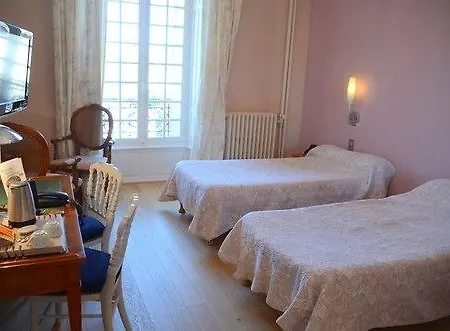Отель Logis La Source Du Mont 3*